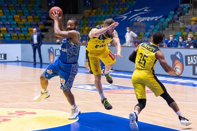 Fraport Skyliners - EWE Baskets Oldenburg, easyCredit BBL Quantez Robertson (Fraport Skyliners, 23) gegen Keith Hornsby (Oldenburg, 4) und Phil Pressey (Oldenburg, 25). Basketball-Spiel der easyCredit BBL zwischen den Fraport Skyliners und EWE Baskets Oldenburg am 2. Mai 2021 in der Fraport-Arena in Frankfurt am Main., Frankfurt am Main Hessen Deutschland Fraport-Arena