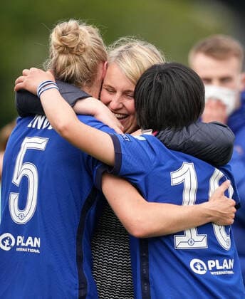 Chelsea women manager Emma Hayes embraces Ji So-yun & Sophie Ingle of Chelsea Women at full time during the 2nd leg Semi Final of the UEFA Women s Champions League behind closed doors match between Chelsea Women and FC Bayern Munich women at the Kingsmeadow Stadium, Kingston, England on 2 May 2021. Copyright: xAndyxRowlandx PMI-4188-0008