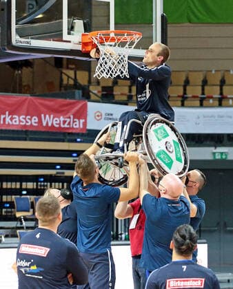 02.05.2021, xovx, Rollstuhlbasketball Champions Cup 2021, Finale, , RSB Thuringia Bulls - RSV Lahn-Dill Der RSV Lahn-Dill gewinn die Champions League nach einem 71:67 Sieg gegen die Thuringia Bulls, Thomas Böhme (RSV Lahn-Dill) schneidet das Netz vom Ring Wetzlar Rittal-Arena Hessen Deutschland (DE)