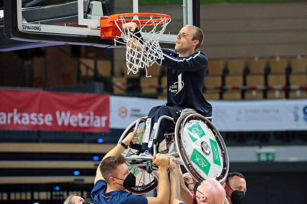 02.05.2021, xovx, Rollstuhlbasketball Champions Cup 2021, Finale, , RSB Thuringia Bulls - RSV Lahn-Dill Der RSV Lahn-Dill gewinn die Champions League nach einem 71:67 Sieg gegen die Thuringia Bulls, Thomas Böhme (RSV Lahn-Dill) schneidet das Netz vom Ring. Wetzlar Rittal-Arena Hessen Deutschland (DE)