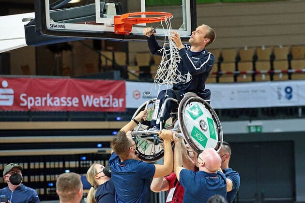 Sport Bilder des Tages 02.05.2021, xovx, Rollstuhlbasketball Champions Cup 2021, Finale, , RSB Thuringia Bulls - RSV Lahn-Dill Der RSV Lahn-Dill gewinn die Champions League nach einem 71:67 Sieg gegen die Thuringia Bulls, Thomas Böhme (RSV Lahn-Dill) schneidet das Netz vom Ring Wetzlar Rittal-Arena Hessen Deutschland (DE)