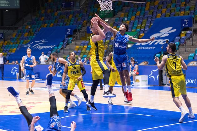 Fraport Skyliners - EWE Baskets Oldenburg, easyCredit BBL Maximilian Begue (Fraport Skyliners, 3) verteidigt gegen Rasid Mahalbasic (Oldenburg, 24). Phil Pressey (Oldenburg, 25) und Sebastian Herrera (Oldenburg, 7) sind nur Zuschauer. Basketball-Spiel der easyCredit BBL zwischen den Fraport Skyliners und EWE Baskets Oldenburg am 2. Mai 2021 in der Fraport-Arena in Frankfurt am Main., Frankfurt am Main Hessen Deutschland Fraport-Arena