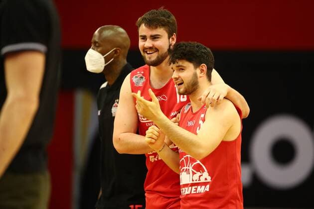 Tim Uhlemann (Giessen, links) und Tim Koepple (Giessen) freuen sich ueber den Sieg gegen Vechta Jobstairs Giessen 46ers vs Rasta Vechta, Basketball, Bundesliga, 02.05.2021 Jobstairs Giessen 46ers vs Rasta Vechta, Basketball, Bundesliga, 02.05.2021 Giessen Copyright: xEibner-Pressefotox EP_RWS