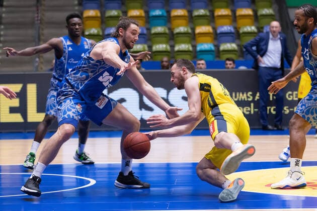 Fraport Skyliners - EWE Baskets Oldenburg, easyCredit BBL Philipp Schwethelm (Oldenburg, 33) kommt gegen Marco Voeller (Fraport Skyliners, 33) zu Fall. Basketball-Spiel der easyCredit BBL zwischen den Fraport Skyliners und EWE Baskets Oldenburg am 2. Mai 2021 in der Fraport-Arena in Frankfurt am Main., Frankfurt am Main Hessen Deutschland Fraport-Arena