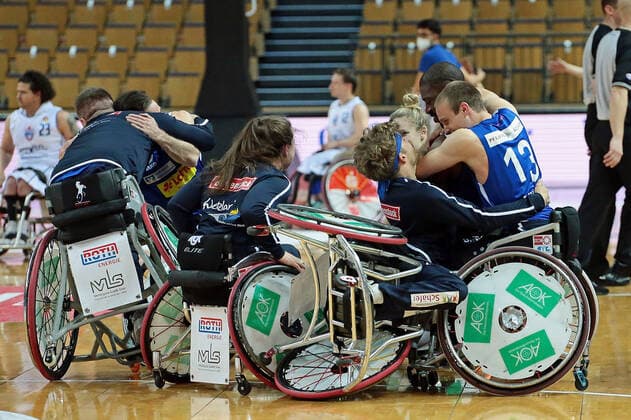 02.05.2021, xovx, Rollstuhlbasketball Champions Cup 2021, Finale, , RSB Thuringia Bulls - RSV Lahn-Dill Die Spieler des RSV Lahn-Dill bejubeln den 71:67 Sieg gegen die Thuringia Bulls und den Gewinn der Champions League. Wetzlar Rittal-Arena Hessen Deutschland (DE)