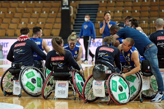 02.05.2021, xovx, Rollstuhlbasketball Champions Cup 2021, Finale, , RSB Thuringia Bulls - RSV Lahn-Dill Die Spieler des RSV Lahn-Dill bejubeln den 71:67 Sieg gegen die Thuringia Bulls und den Gewinn der Champions League. Wetzlar Rittal-Arena Hessen Deutschland (DE)