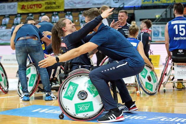 02.05.2021, xovx, Rollstuhlbasketball Champions Cup 2021, Finale, , RSB Thuringia Bulls - RSV Lahn-Dill Die Spieler des RSV Lahn-Dill bejubeln den 71:67 Sieg gegen die Thuringia Bulls und den Gewinn der Champions League. Wetzlar Rittal-Arena Hessen Deutschland (DE)