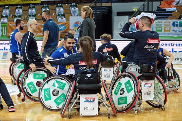 02.05.2021, xovx, Rollstuhlbasketball Champions Cup 2021, Finale, , RSB Thuringia Bulls - RSV Lahn-Dill Die Spieler des RSV Lahn-Dill bejubeln den 71:67 Sieg gegen die Thuringia Bulls und den Gewinn der Champions League. Wetzlar Rittal-Arena Hessen Deutschland (DE)