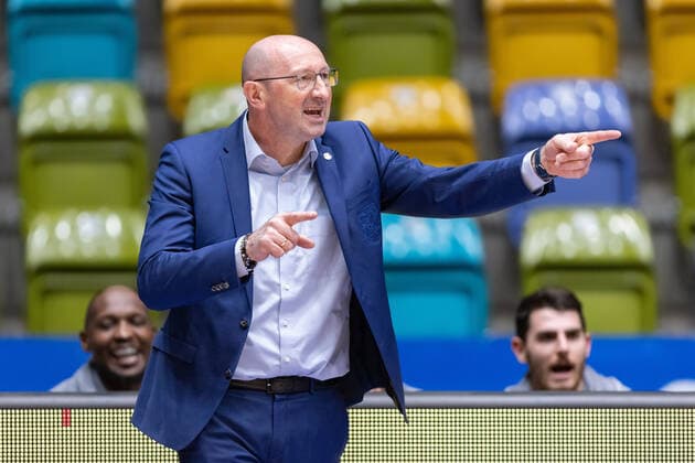 Fraport Skyliners - EWE Baskets Oldenburg, easyCredit BBL Trainer Mladen Drijencic (Oldenburg). Basketball-Spiel der easyCredit BBL zwischen den Fraport Skyliners und EWE Baskets Oldenburg am 2. Mai 2021 in der Fraport-Arena in Frankfurt am Main., Frankfurt am Main Hessen Deutschland Fraport-Arena