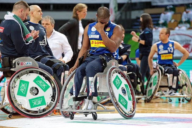 02.05.2021, xovx, Rollstuhlbasketball Champions Cup 2021, Finale, , RSB Thuringia Bulls - RSV Lahn-Dill Die Spieler des RSV Lahn-Dill bejubeln den 71:67 Sieg gegen die Thuringia Bulls und den Gewinn der Champions League. Brian Bell (RSV Lahn-Dill) mit Freudentränen Wetzlar Rittal-Arena Hessen Deutschland (DE)