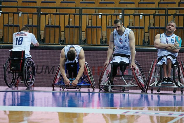 02.05.2021, xovx, Rollstuhlbasketball Champions Cup 2021, Finale, , RSB Thuringia Bulls - RSV Lahn-Dill v.l. Andre Bienek (RSB Thuringia Bulls), Karlis Podnieks (RSB Thuringia Bulls), Vahid Gholamazad (RSB Thuringia Bulls), Joakim Linden (RSB Thuringia Bulls) enttäuscht, enttäuscht schauend nach der Niederlage gegen den RSV Lahn-Dill Wetzlar Rittal-Arena Hessen Deutschland (DE)