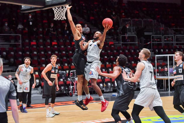 Chemnitz, Deutschland 02. Mai 2021: BBL - 2020 2021 - Niners Chemnitz vs. Ratiopharm Ulm Korbwurf von Virgil Matthews (Chemnitz) Messe Chemnitz Sachsen Copyright: xFotostandx xDostmannx