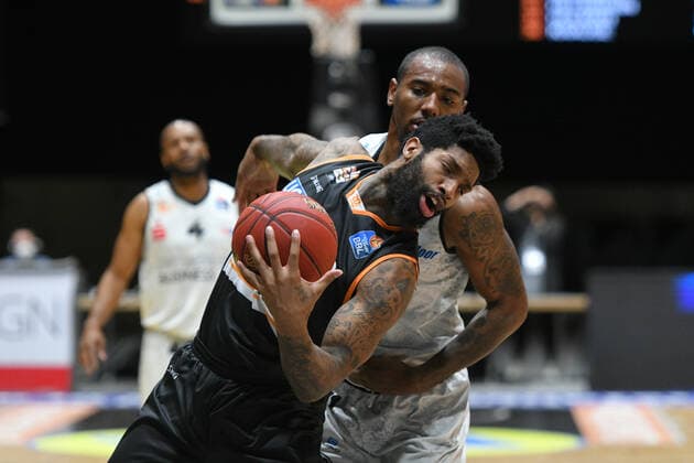 Cameron Clark (Ratiopharm Ulm) vorn und Isiaha Mike (Niners Chemnitz) hinten, Niners Chemnitz vs. Ratiopharm Ulm, 02.05.2021, easycredit Basketball Bundesliga, GER, Saison 2020 21 Niners Chemnitz vs. Ratiopharm Ulm, 02.05.2021, easycredit Basketball Bundesliga, GER, Saison 2020 21 Chemnitz Copyright: xBertxHarzer xEibner-xPressefotox