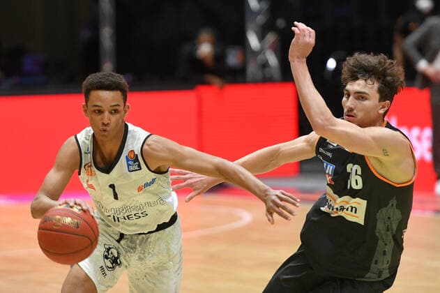 Kristofer Krause (Ratiopharm Ulm) re. und Brendan Gregori (Niners Chemnitz) li., Niners Chemnitz vs. Ratiopharm Ulm, 02.05.2021, easycredit Basketball Bundesliga, GER, Saison 2020 21 Niners Chemnitz vs. Ratiopharm Ulm, 02.05.2021, easycredit Basketball Bundesliga, GER, Saison 2020 21 Chemnitz Copyright: xBertxHarzer xEibner-xPressefotox