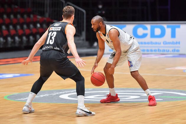 Chemnitz, Deutschland 02. Mai 2021: BBL - 2020 2021 - Niners Chemnitz vs. Ratiopharm Ulm v. li. im Zweikampf Andreas Obst (Ulm) und Virgil Matthews (Chemnitz) Messe Chemnitz Sachsen Copyright: xFotostandx xDostmannx