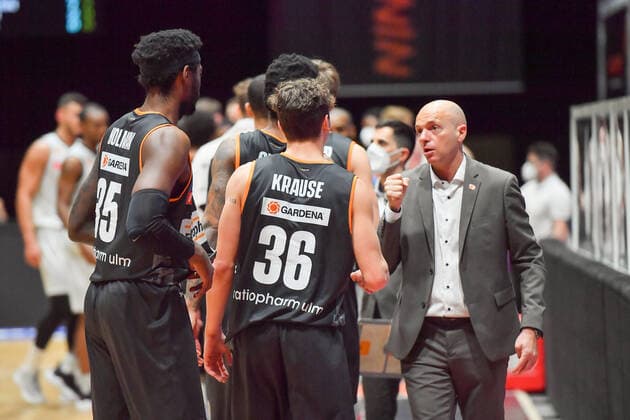 Chemnitz, Deutschland 02. Mai 2021: BBL - 2020 2021 - Niners Chemnitz vs. Ratiopharm Ulm Abklatschen der Spieler beider Mannschaften nach dem Schlusspfiff Messe Chemnitz Sachsen Copyright: xFotostandx xDostmannx