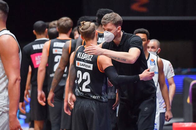 Chemnitz, Deutschland 02. Mai 2021: BBL - 2020 2021 - Niners Chemnitz vs. Ratiopharm Ulm Abklatschen der Spieler beider Mannschaften nach dem Schlusspfiff Messe Chemnitz Sachsen Copyright: xFotostandx xDostmannx