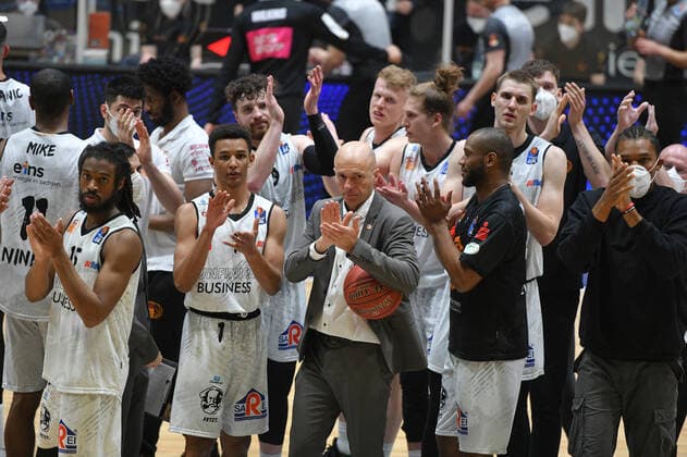 Mannschaft der Niners Chemnitz, mit Rodrigo Pastore (Trainer, Head Coach, Niners Chemnitz) Mitte, nach dem Schlusspfiff , Niners Chemnitz vs. Ratiopharm Ulm, 02.05.2021, easycredit Basketball Bundesliga, GER, Saison 2020 21 Niners Chemnitz vs. Ratiopharm Ulm, 02.05.2021, easycredit Basketball Bundesliga, GER, Saison 2020 21 Chemnitz Copyright: xBertxHarzer xEibner-xPressefotox