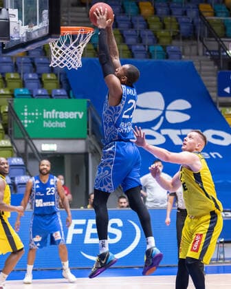 Fraport Skyliners - EWE Baskets Oldenburg, easyCredit BBL Dunking von Kamari Murphy (Fraport Skyliners, 21) gegen Rasid Mahalbasic (Oldenburg, 24). Basketball-Spiel der easyCredit BBL zwischen den Fraport Skyliners und EWE Baskets Oldenburg am 2. Mai 2021 in der Fraport-Arena in Frankfurt am Main., Frankfurt am Main Hessen Deutschland Fraport-Arena