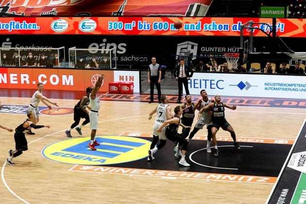02.05.2021, easyCredit Basketball Bundesliga, BBL, Saison 2020 2021, Herren, Chemnitz Niners - Ratiopharm Ulm Virgel Matthews, Niners Chemnitz beim Freiwurf Chemnitz Messe Chemnitz Sachsen Germany