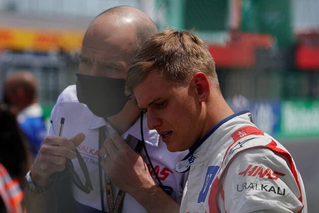 FORMULA 1 HEINEKEN PORTUGUESE GRAND PRIX 2021 02.05.2021, Autodromo Internacional do Algarve, Portimao, FORMULA 1 HEINEKEN PORTUGUESE GRAND PRIX 2021,im Bild Startaufstellung: Mick Schumacher (DEU 47), Haas F1 Team spricht mit seinem Ingenieur.