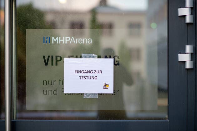 Corona Testung vor dem Spiel, Eingang zur Testung, MHP Riesen Ludwigsburg vs. Telekom Baskets Bonn, Basketball, Bundesliga, easycredit BBL, 32. Spieltag, Spielzeit 2020 2021, 02.05.2021, MHP Riesen Ludwigsburg vs. Telekom Baskets Bonn, Basketball, Bundesliga, easycredit BBL, 32. Spieltag, Spielzeit 2020 2021, 02.05.2021 Ludwigsburg Copyright: xEibner-Pressefoto SaschaxWaltherx EP_SWA