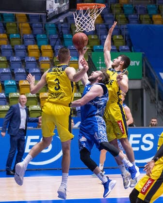 Fraport Skyliners - EWE Baskets Oldenburg, easyCredit BBL Jon Axel Gudmundsson (Fraport Skyliners, 30) versucht zwischen Braydon Hobbs (Oldenburg, 3) und Sebastian Herrera (Oldenburg, 7) dren Weg zum Korb zu finden. Basketball-Spiel der easyCredit BBL zwischen den Fraport Skyliners und EWE Baskets Oldenburg am 2. Mai 2021 in der Fraport-Arena in Frankfurt am Main., Frankfurt am Main Hessen Deutschland Fraport-Arena