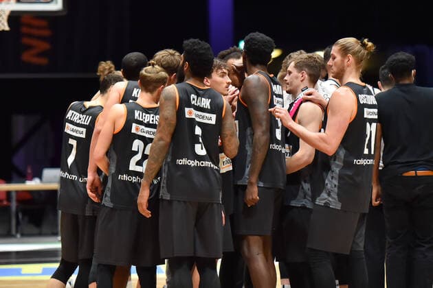 Chemnitz, Deutschland 02. Mai 2021: BBL - 2020 2021 - Niners Chemnitz vs. Ratiopharm Ulm Die Spieler von Ratiopharm Ulm bilden nach dem Schlusspfiff einen Mannschaftskreis. Messe Chemnitz Sachsen Copyright: xFotostandx xDostmannx