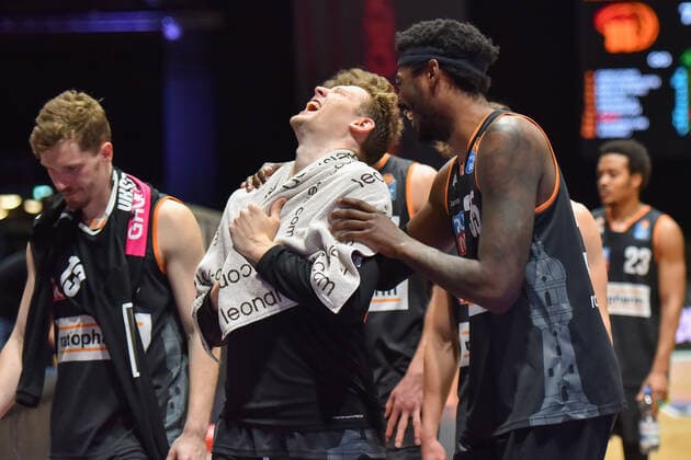 Chemnitz, Deutschland 02. Mai 2021: BBL - 2020 2021 - Niners Chemnitz vs. Ratiopharm Ulm Jubel der Spieler von Ratiopharm Ulm nach dem Schlusspfiff. Messe Chemnitz Sachsen Copyright: xFotostandx xDostmannx