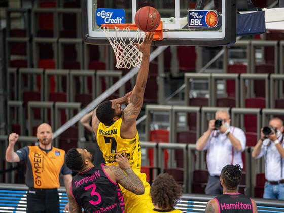 Jamel McLean (MHP Riesen Ludwigsburg, 07), James Thompson IV (Telekom Baskets Bonn, 03), MHP Riesen Ludwigsburg vs. Telekom Baskets Bonn, Basketball, Bundesliga, easycredit BBL, 32. Spieltag, Spielzeit 2020 2021, 02.05.2021, MHP Riesen Ludwigsburg vs. Telekom Baskets Bonn, Basketball, Bundesliga, easycredit BBL, 32. Spieltag, Spielzeit 2020 2021, 02.05.2021 Ludwigsburg Copyright: xEibner-Pressefoto SaschaxWaltherx EP_SWA