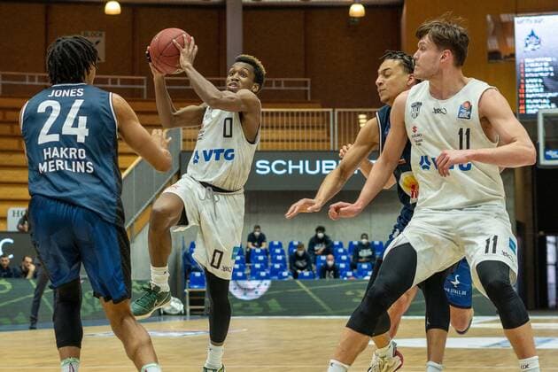 T.J. Shorts (Hamburg Towers, 0) Maik Kotsar (Hamburg Towers, 11) Jeremy Jones (Hakro Merlins Crailsheim, 24) HAKRO Merlins Crailsheim vs. Hamburg Towers, Basketball, Bundesliga, easy credit BBL, Spieltag 32, Spielzeit 2020 2021, 02.05.2021, ¨¨ HAKRO Merlins Crailsheim vs. Hamburg Towers, Basketball, Bundesliga, easy credit BBL, Spieltag 32, Spielzeit 2020 2021, 02.05.2021 Ilshofen Copyright: xNinaxSander xEibnerxPressefotoxIx EP_NSR