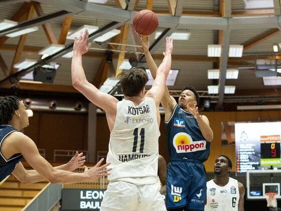 Maik Kotsar (Hamburg Towers, 11) Trae Bell Haynes (Hakro Merlins Crailsheim, 2) HAKRO Merlins Crailsheim vs. Hamburg Towers, Basketball, Bundesliga, easy credit BBL, Spieltag 32, Spielzeit 2020 2021, 02.05.2021, ¨¨ HAKRO Merlins Crailsheim vs. Hamburg Towers, Basketball, Bundesliga, easy credit BBL, Spieltag 32, Spielzeit 2020 2021, 02.05.2021 Ilshofen Copyright: xNinaxSander xEibnerxPressefotoxIx EP_NSR