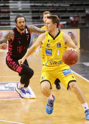 Ludwigsburg , Basketball easyCredit BBL Bundesliga , MHP RIESEN Ludwigsburg vs. Telekom Baskets Bonn , Jordan Hulls ( Riesen )