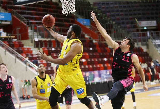 Ludwigsburg , Basketball easyCredit BBL Bundesliga , MHP RIESEN Ludwigsburg vs. Telekom Baskets Bonn , von links: Jamel McLean ( Riesen ) Anthony Dileo ( Bonn )