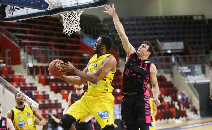 Ludwigsburg , Basketball easyCredit BBL Bundesliga , MHP RIESEN Ludwigsburg vs. Telekom Baskets Bonn , von links: Jamel McLean ( Riesen ) Anthony Dileo ( Bonn )