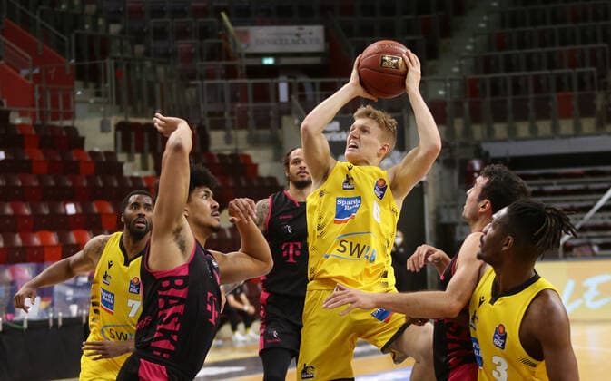 Ludwigsburg , Basketball easyCredit BBL Bundesliga , MHP RIESEN Ludwigsburg vs. Telekom Baskets Bonn , von links: Gabriel de Oliveira ( Bonn ) Johannes patrick ( Riesen )
