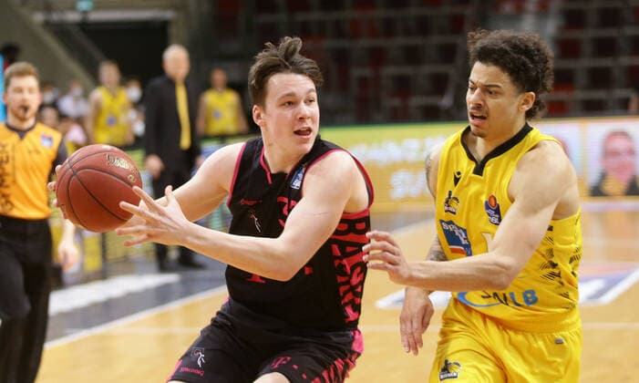Ludwigsburg , Basketball easyCredit BBL Bundesliga , MHP RIESEN Ludwigsburg vs. Telekom Baskets Bonn , von links: Simonas Lukosius ( Bonn ) Jonah Radebaugh ( Riesen )