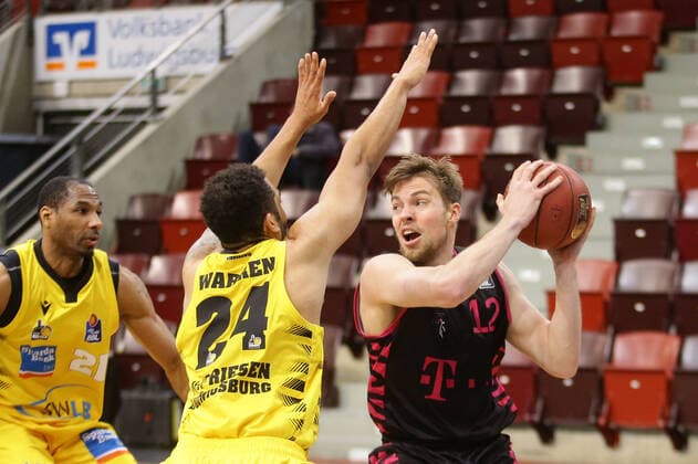 Ludwigsburg , Basketball easyCredit BBL Bundesliga , MHP RIESEN Ludwigsburg vs. Telekom Baskets Bonn , von links: Andrew Warren ( Riesen ) Kilian Binapfl ( Bonn )