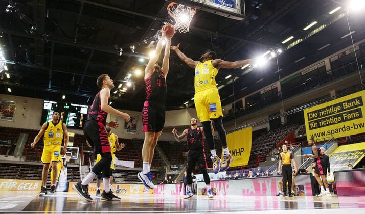 Ludwigsburg , Basketball easyCredit BBL Bundesliga , MHP RIESEN Ludwigsburg vs. Telekom Baskets Bonn , von links: Leon Kratzer ( Bonn ) Yorman Polas bartolo ( Riesen )