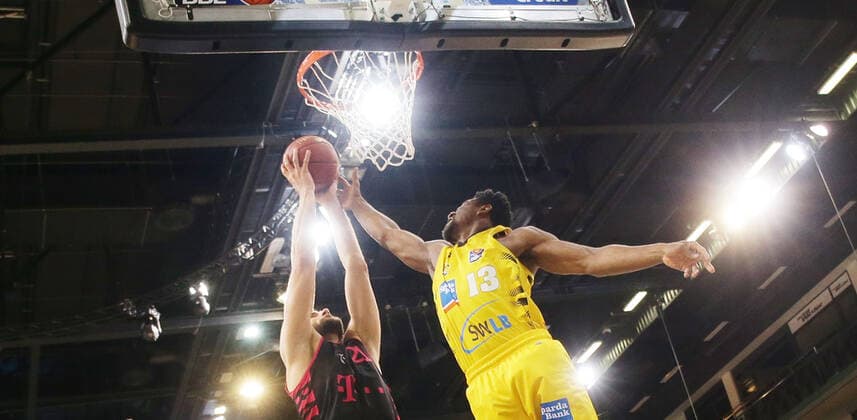 Ludwigsburg , Basketball easyCredit BBL Bundesliga , MHP RIESEN Ludwigsburg vs. Telekom Baskets Bonn von links: Leon Kratzer ( Bonn ) Yorman Polas bartolo ( Riesen )