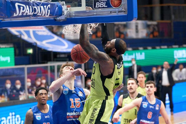 Syntainics MBC - Medi Bayreuth, Basketball, Bundesliga, Maenner, 2020 2021, 32. Spieltag, 02.05.2021, v.l.: Philipp Hartwich (MBC, 12), Derek Pardon (Bayreuth, 0). Syntainics MBC - Medi Bayreuth, Basketball, Bundesliga, Maenner, 2020 2021, 32. Spieltag, 02.05.2021, Weissenfels