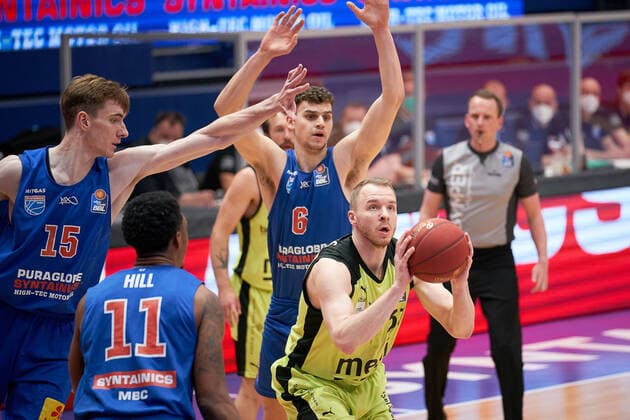 Syntainics MBC - Medi Bayreuth, Basketball, Bundesliga, Maenner, 2020 2021, 32. Spieltag, 02.05.2021, v.l.: Philipp Hartwich (MBC, 12), Kyndahl Hill (MBC, 11), Marko Krstanovic (MBC, 6), Osvaldas Olisevicius (Bayreuth, 31). Syntainics MBC - Medi Bayreuth, Basketball, Bundesliga, Maenner, 2020 2021, 32. Spieltag, 02.05.2021, Weissenfels
