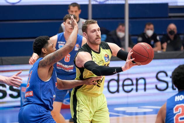 Syntainics MBC - Medi Bayreuth, Basketball, Bundesliga, Maenner, 2020 2021, 32. Spieltag, 02.05.2021, v.l.: Kyndahl Hill (MBC, 11), Matthew Tiby (bayreuth, 15). Syntainics MBC - Medi Bayreuth, Basketball, Bundesliga, Maenner, 2020 2021, 32. Spieltag, 02.05.2021, Weissenfels