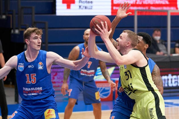 Syntainics MBC - Medi Bayreuth, Basketball, Bundesliga, Maenner, 2020 2021, 32. Spieltag, 02.05.2021, v.l.: Philipp Hartwich (MBC, 12), Osvaldas Olisevicius (Bayreuth, 31). Syntainics MBC - Medi Bayreuth, Basketball, Bundesliga, Maenner, 2020 2021, 32. Spieltag, 02.05.2021, Weissenfels