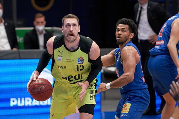 Syntainics MBC - Medi Bayreuth, Basketball, Bundesliga, Maenner, 2020 2021, 32. Spieltag, 02.05.2021, v.l.: Matthew Tiby (bayreuth, 15), Quinton Hooker (MBC, 21). Syntainics MBC - Medi Bayreuth, Basketball, Bundesliga, Maenner, 2020 2021, 32. Spieltag, 02.05.2021, Weissenfels