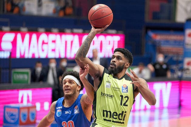 Syntainics MBC - Medi Bayreuth, Basketball, Bundesliga, Maenner, 2020 2021, 32. Spieltag, 02.05.2021, v.l.: Deron Washington (MBC, 20), Lazeric Jones (Bayreuth, 12). Syntainics MBC - Medi Bayreuth, Basketball, Bundesliga, Maenner, 2020 2021, 32. Spieltag, 02.05.2021, Weissenfels