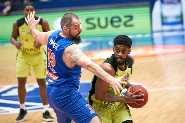 Syntainics MBC - Medi Bayreuth, Basketball, Bundesliga, Maenner, 2020 2021, 32. Spieltag, 02.05.2021, v.l.: Djordje Pantelic (MBC, 12), Lazeric Jones (Bayreuth, 12). Syntainics MBC - Medi Bayreuth, Basketball, Bundesliga, Maenner, 2020 2021, 32. Spieltag, 02.05.2021, Weissenfels