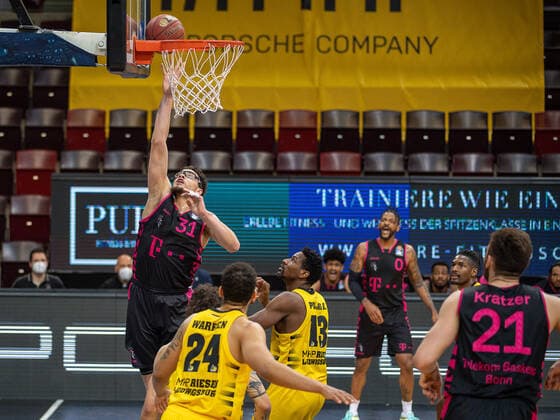 Isaiah Philmore (Telekom Baskets Bonn, 31), Andrew Warren (MHP Riesen Ludwigsburg, 24), Yorman Polas Bartolo (MHP Riesen Ludwigsburg, 13), Alex Hamilton (Telekom Baskets Bonn, 00), Leon Kratzer (Telekom Baskets Bonn, 21), MHP Riesen Ludwigsburg vs. Telekom Baskets Bonn, Basketball, Bundesliga, easycredit BBL, 32. Spieltag, Spielzeit 2020 2021, 02.05.2021, MHP Riesen Ludwigsburg vs. Telekom Baskets Bonn, Basketball, Bundesliga, easycredit BBL, 32. Spieltag, Spielzeit 2020 2021, 02.05.2021 Ludwigsburg Copyright: xEibner-Pressefoto SaschaxWaltherx EP_SWA