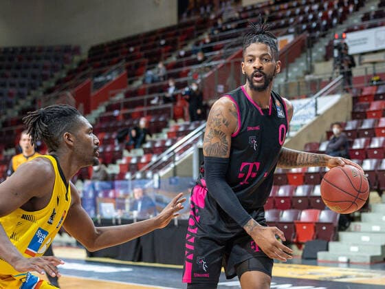 Jaleen Smith (MHP Riesen Ludwigsburg, 03), Alex Hamilton (Telekom Baskets Bonn, 00) MHP Riesen Ludwigsburg vs. Telekom Baskets Bonn, Basketball, Bundesliga, easycredit BBL, 32. Spieltag, Spielzeit 2020 2021, 02.05.2021, MHP Riesen Ludwigsburg vs. Telekom Baskets Bonn, Basketball, Bundesliga, easycredit BBL, 32. Spieltag, Spielzeit 2020 2021, 02.05.2021 Ludwigsburg Copyright: xEibner-Pressefoto SaschaxWaltherx EP_SWA
