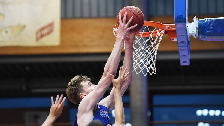 Sport Bilder des Tages Basketball, 1. Bundesliga, Saison 2020 2021, 32. Spieltag, SYNTAINICS MBC (Mitteldeutscher Basketball Club Weissenfels) vs. medi bayreuth (02.05.2021) Philipp Hartwich (MBC Weissenfels, Rueckennummer Nummer 15) am Korb beim Spiel Weißenfels gegen Bayreuth (02.05.2021) Weißenfels Sachsen-Anhalt Deutschland Stadthalle Weißenfels